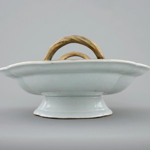 Een Chinees Imari stijl présentoir met twee handvaatjes, Qianlong, 18e eeuw — foto 8