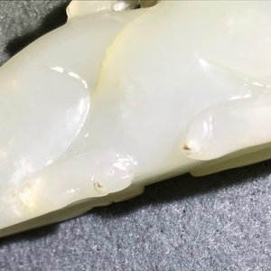 Een Chinees jade snijwerk van een ram op houten sokkel, 19e eeuw — foto 10