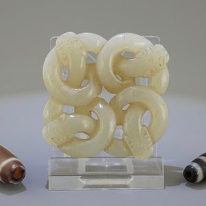 Een Chinees jade snijwerk van slangen en 2 kralen, 19/20e eeuw — foto 1
