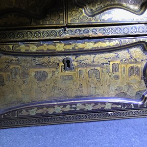Een Chinees kabinet en een kist in verguld lakwerk, Canton, 19e eeuw — foto 42