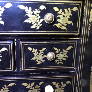 Een Chinees kabinet en een kist in verguld lakwerk, Canton, 19e eeuw — foto 45