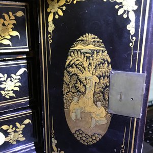 Een Chinees kabinet en een kist in verguld lakwerk, Canton, 19e eeuw — foto 46
