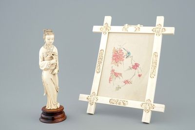 Een Chinees kader en een beeldje van Guanyin in Canton ivoor, 19e eeuw