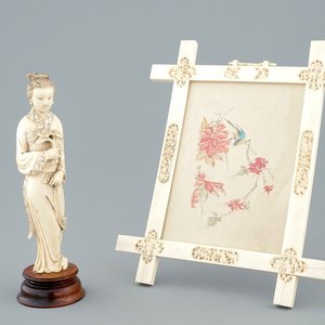 Een Chinees kader en een beeldje van Guanyin in Canton ivoor, 19e eeuw — foto 1