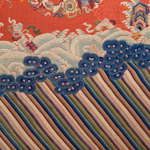 Een Chinees kamerscherm van geborduurde zijde met feniksen op een rode fondkleur, Qianlong — foto 4