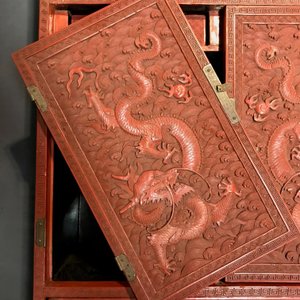 Een Chinees kastje in rood lakwerk met draken en feniksen, 19e eeuw — foto 15