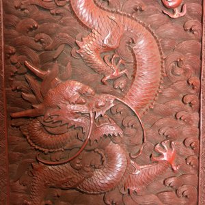 Een Chinees kastje in rood lakwerk met draken en feniksen, 19e eeuw — foto 16