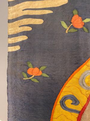 Een Chinees kesi geweven zijden doek met 'Boeddha zittend op een lotustroon', Qing — foto 10