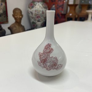 Een Chinees koperrood flesvormig vaasje met boeddhistische leeuwen, Kangxi — foto 12
