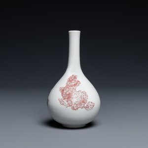 Een Chinees koperrood flesvormig vaasje met boeddhistische leeuwen, Kangxi — foto 2