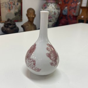 Een Chinees koperrood flesvormig vaasje met boeddhistische leeuwen, Kangxi — foto 10