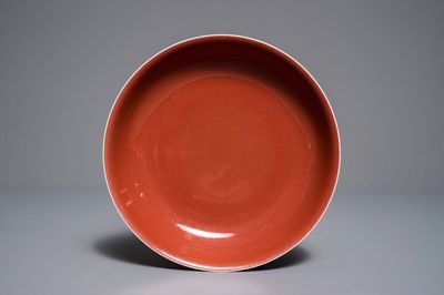 Een Chinees koperrood monochroom bord, Qianlong merk, 19/20e eeuw