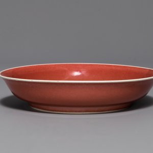 Een Chinees koperrood monochroom bord, Qianlong — foto 3