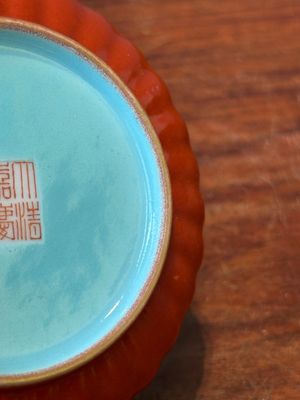 Een Chinees koraalrood geglazuurd schoteltje met verguld decor van lotusslingers, Jiaqing merk, Republiek — foto 7
