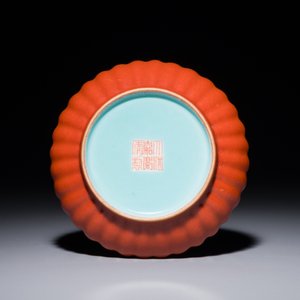 Een Chinees koraalrood geglazuurd schoteltje met verguld decor van lotusslingers, Jiaqing merk, Republiek — foto 2