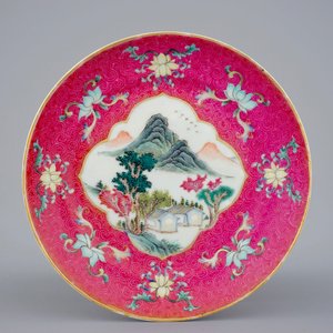 Een Chinees landschapsbord met sgraffito op robijnrode ondergrond, 19/20e eeuw — foto 1