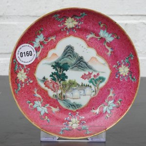 Een Chinees landschapsbord met sgraffito op robijnrode ondergrond, 19/20e eeuw — foto 3