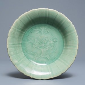 Een Chinees Longquan celadon bord met onderglazuur pioendecor, Ming — foto 1
