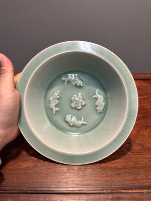 Een Chinees Longquan celadon bord met vier karpers, Yuan of later — foto 1