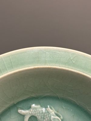 Een Chinees Longquan celadon bord met vier karpers, Yuan of later — foto 5