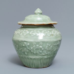 Een Chinees Longquan celadon dekselvaasje met reliëfdecor, Ming — foto 5
