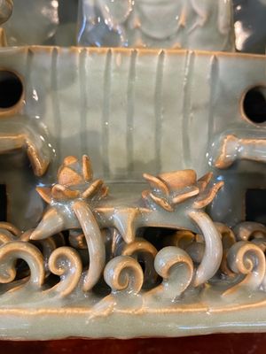 Een Chinees Longquan celadon schrijn met Guanyin, wellicht Ming — foto 12