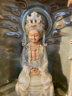 Een Chinees Longquan celadon schrijn met Guanyin, wellicht Ming — foto 2