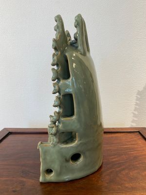 Een Chinees Longquan celadon schrijn met Guanyin, wellicht Ming — foto 7