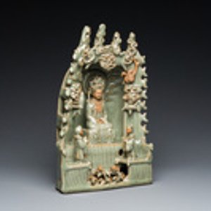 Een Chinees Longquan celadon schrijn met Guanyin, wellicht Ming — foto 2