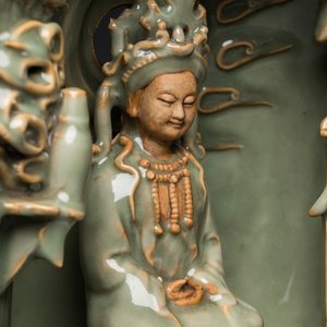 Een Chinees Longquan celadon schrijn met Guanyin, wellicht Ming — foto 8