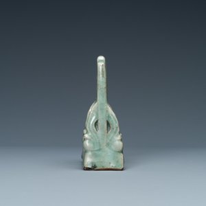 Een Chinees Longquan celadon tafelscherm met wierookstokhouders, Ming — foto 2