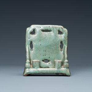 Een Chinees Longquan celadon tafelscherm met wierookstokhouders, Ming — foto 3
