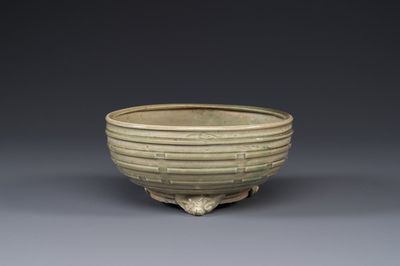 Een Chinees Longquan celadon wierookvat op drie poten, Ming