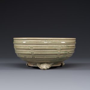 Een Chinees Longquan celadon wierookvat op drie poten, Ming — foto 2
