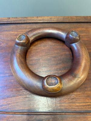 Een Chinees Longquan celadon wierookvat op drie poten op houten sokkel, Yuan/Ming — foto 12
