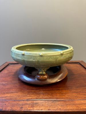 Een Chinees Longquan celadon wierookvat op drie poten op houten sokkel, Yuan/Ming — foto 2