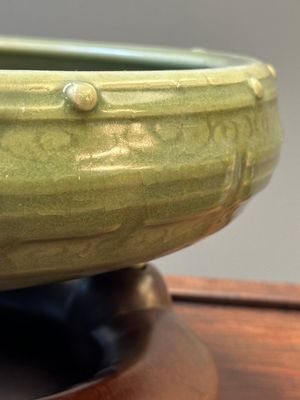 Een Chinees Longquan celadon wierookvat op drie poten op houten sokkel, Yuan/Ming — foto 7