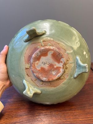 Een Chinees Longquan celadon wierookvat op drie poten op houten sokkel, Yuan/Ming — foto 9