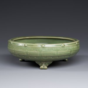 Een Chinees Longquan celadon wierookvat op drie poten op houten sokkel, Yuan/Ming — foto 1
