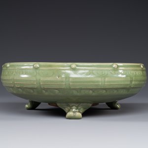 Een Chinees Longquan celadon wierookvat op drie poten op houten sokkel, Yuan/Ming — foto 2