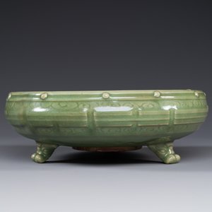 Een Chinees Longquan celadon wierookvat op drie poten op houten sokkel, Yuan/Ming — foto 4