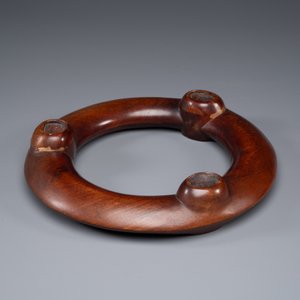 Een Chinees Longquan celadon wierookvat op drie poten op houten sokkel, Yuan/Ming — foto 9