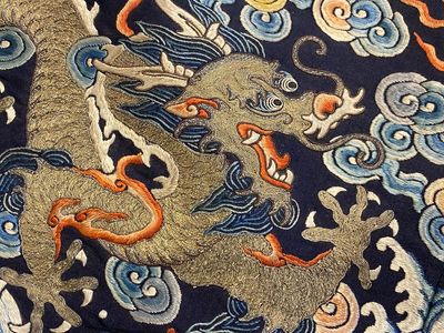 Een Chinees met goud- en zilverdraad geborduurd zijden paneel met draken, Qing — foto 8