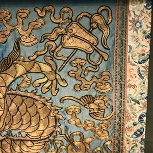 Een Chinees met gouddraad geborduurd zijden wandkleed met een draak, 19e eeuw — foto 13