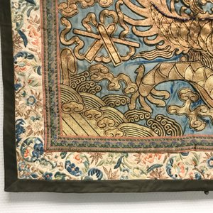 Een Chinees met gouddraad geborduurd zijden wandkleed met een draak, 19e eeuw — foto 16