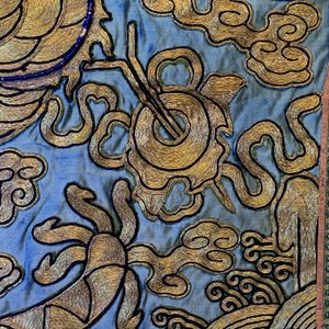 Een Chinees met gouddraad geborduurd zijden wandkleed met een draak, 19e eeuw — foto 42