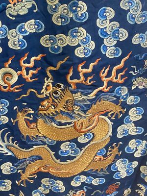 Een Chinees met gouddraad geborduurde zijden gewaad met draken op blauwe fond, 19e eeuw — foto 12