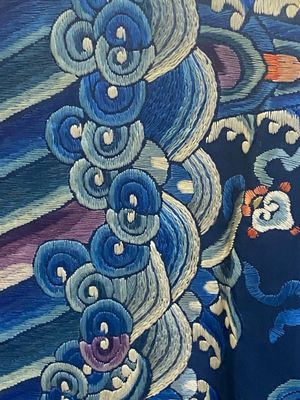 Een Chinees met gouddraad geborduurde zijden gewaad met draken op blauwe fond, 19e eeuw — foto 16