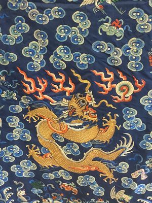 Een Chinees met gouddraad geborduurde zijden gewaad met draken op blauwe fond, 19e eeuw — foto 7