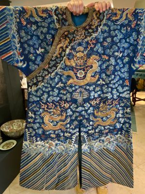 Een Chinees met gouddraad geborduurde zijden gewaad met draken op blauwe fond, 19e eeuw — foto 9